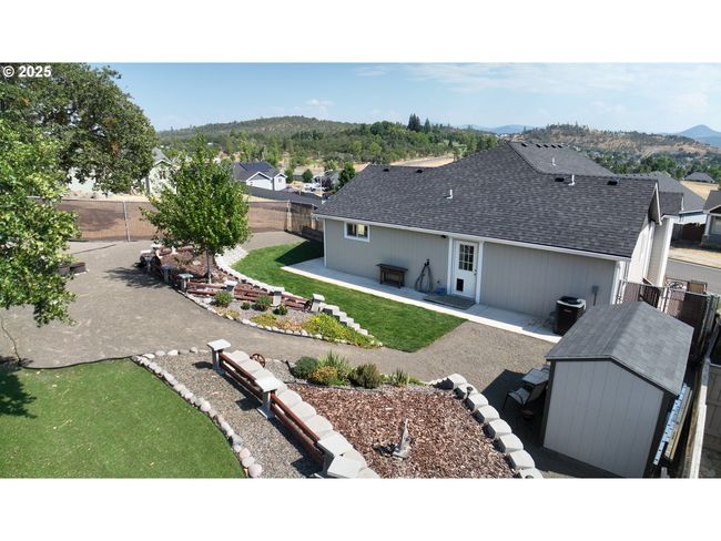1019 Azure Way, House other with 3 bedrooms, 2 bathrooms and 2 parking in Eagle Point OR | Image 43