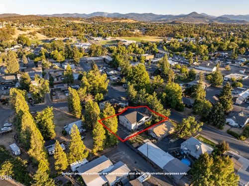 166 Napa Street, Eagle Point, OR, 97524 | Card Image