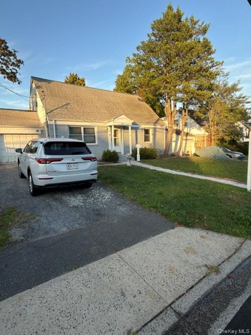 345 Walton St, West Hempstead, NY, 11552-3031 | Card Image