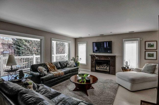 32 Patterson Crescent Sw, Home with 4 bedrooms, 3 bathrooms and 6 parking in Calgary AB | Image 16