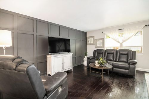 1670 Yellowbrick Ct, Trenton, MI, 48183-1743 | Card Image