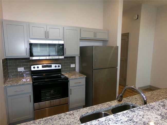 Range, Refrigerator with icemaker, microwave | Image 6