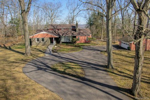 16 Young Rd, Katonah, NY, 10536-3216 | Card Image
