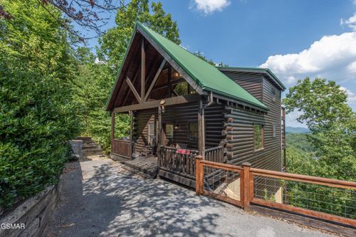 15-2251 Upper Middle Creek Rd, Sevierville, TN, 37876-7609 | Card Image