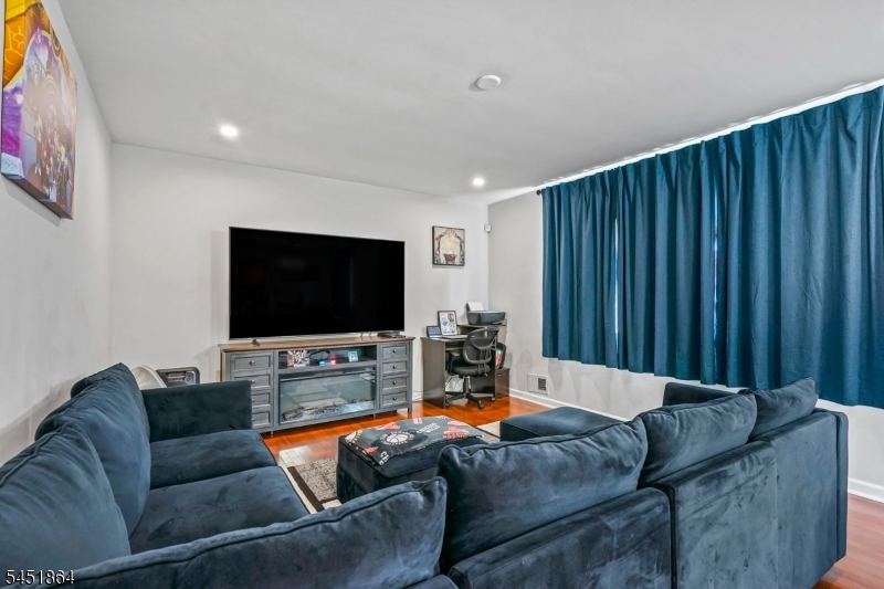 Residential Lease in Woodbridge Twp. 2