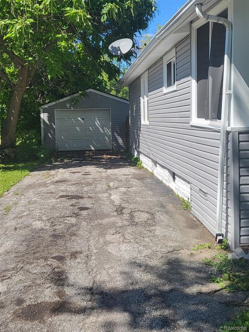 1618 Greenwich St, Saginaw, MI, 48602-1850 | Card Image