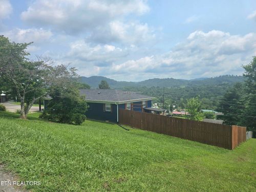 221 Rose Dr, Tazewell, TN, 37879-3313 | Card Image