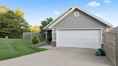 2890 W Old Farmington Rd, Fayetteville, AR, 72704-8712 | Card Image