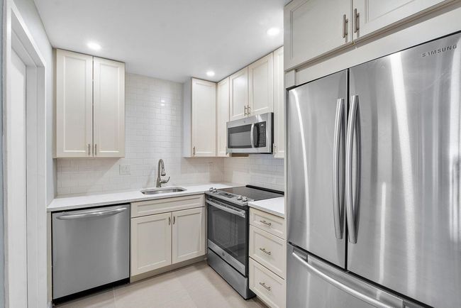 APT-605 - 1505 N Riverside Dr, Condo with 2 bedrooms, 2 bathrooms and null parking in Pompano Beach FL | Image 18