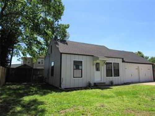 b-2228 Centennial St, Liberty, TX, 77575-4952 | Card Image