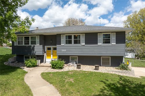 702 Fernwood Dr Ne, Cedar Rapids, IA, 52402-1230 | Card Image