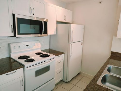 933 Hornby St, Vancouver, BC, V6Z3G4 | Card Image