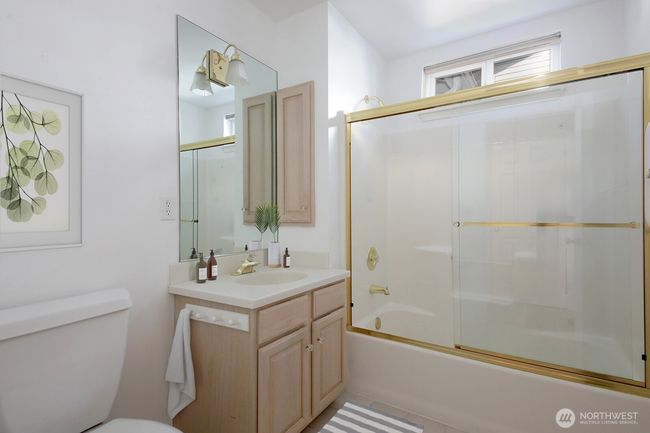 Full Guest Bathroom. | Image 20