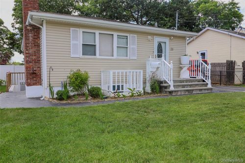 23 Peters Blvd, Central Islip, NY, 11722-3652 | Card Image