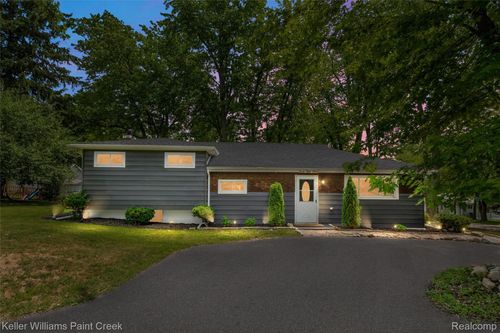3815 Edgecrest St, West Bloomfield, MI, 48324-2737 | Card Image