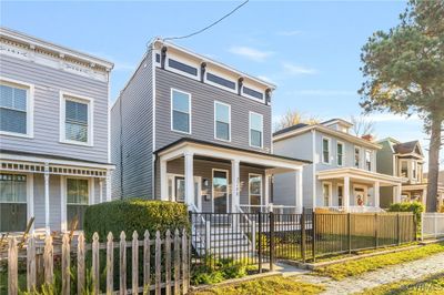 View of front facade with covered porch | Image 2