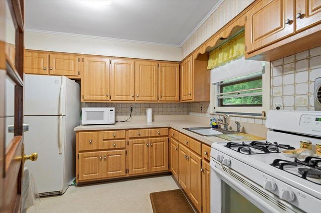 241 Hampton St, House other with 3 bedrooms, 1 bathrooms and null parking in Sag Harbor NY | Image 4