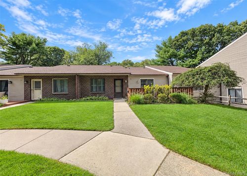 810 Woodland Court, Brookhaven, NY, 11727 | Card Image