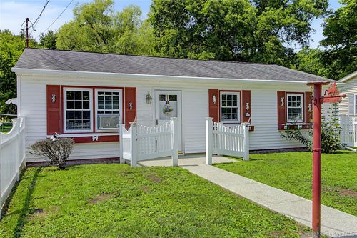 38 Seely St, Walden, NY, 12586-1328 | Card Image