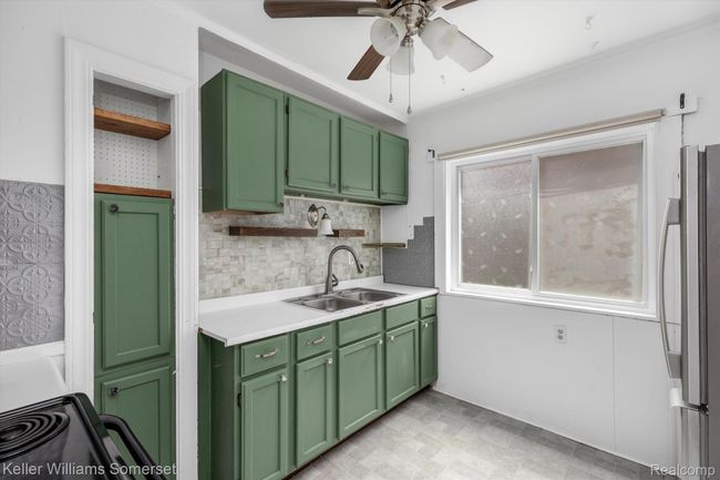 6110 Yorkshire Rd, Home with 0 bedrooms, 3 bathrooms and 2 parking in Detroit MI | Image 9