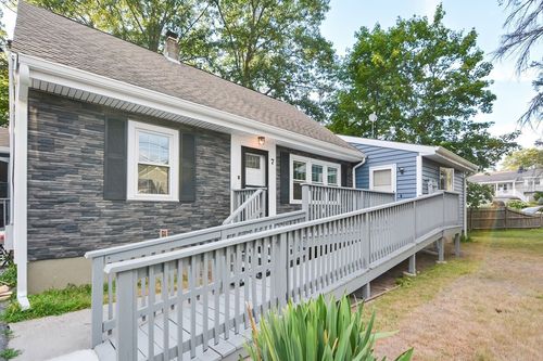 7 Maple St, Burlington, MA, 01803-3209 | Card Image