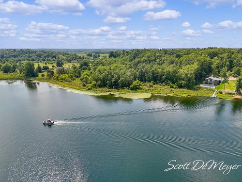 12543 Woodland Park Dr Ne, Belding, MI, 48809-9393 | Card Image
