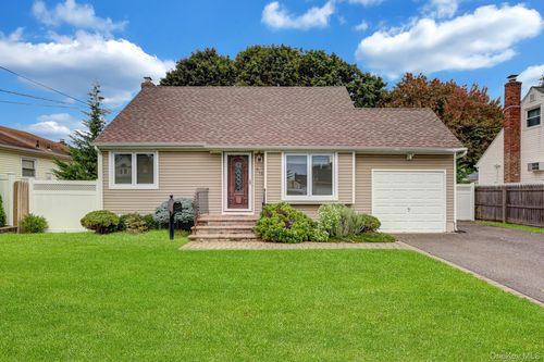 316 39th St, Lindenhurst, NY, 11757-2623 | Card Image