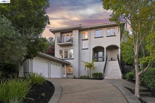 1028 Aquarius Way, Oakland, CA, 94611-1940 | Card Image