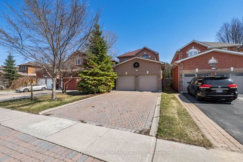 626 College Manor Dr, Newmarket, ON, L3Y8M7 | Card Image
