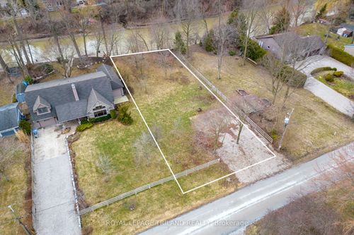 8419 Defore Dr, Grand Bend, ON, N0M1T0 | Card Image