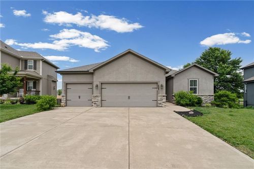 605 Se Colonial Dr, Blue Springs, MO, 64014-5584 | Card Image