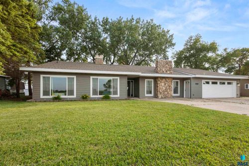 186 N Lake Dr, Watertown, SD, 57201-5506 | Card Image