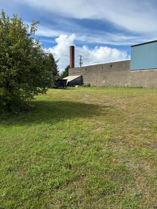 429 B Spruce St S, Timmins, ON, P4N2N6 | Card Image