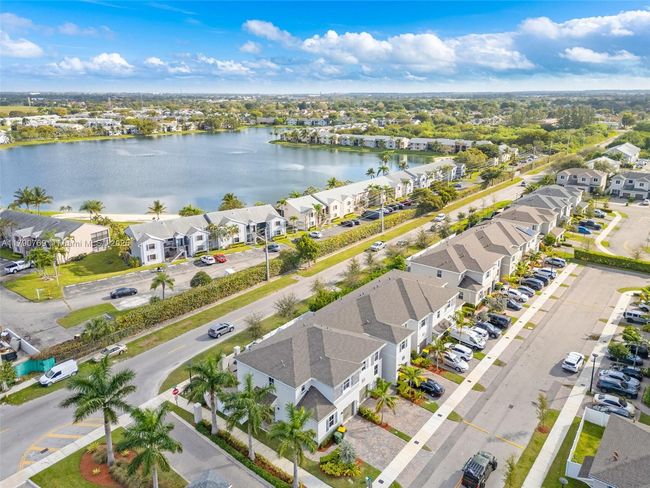 809 Se 16 Th Ct, Townhouse with 3 bedrooms, 3 bathrooms and null parking in Homestead FL | Image 12