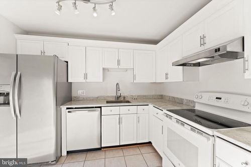 6001 Little Brook Ct, CLIFTON, VA, 20124-1020 | Card Image