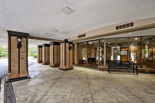 1506-610 Bullock Dr, Unionville, ON, L3R0G1 | Card Image
