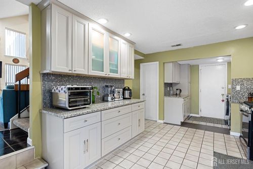 524 Westgate Dr, Edison, NJ, 08820-1175 | Card Image