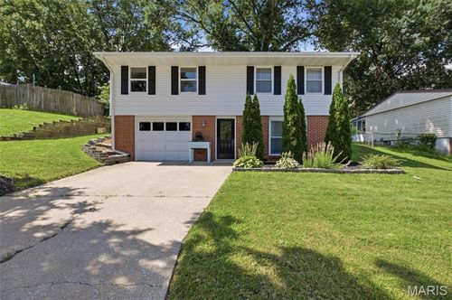 1107 Esterling Dr, Saint Charles, MO, 63301-2334 | Card Image