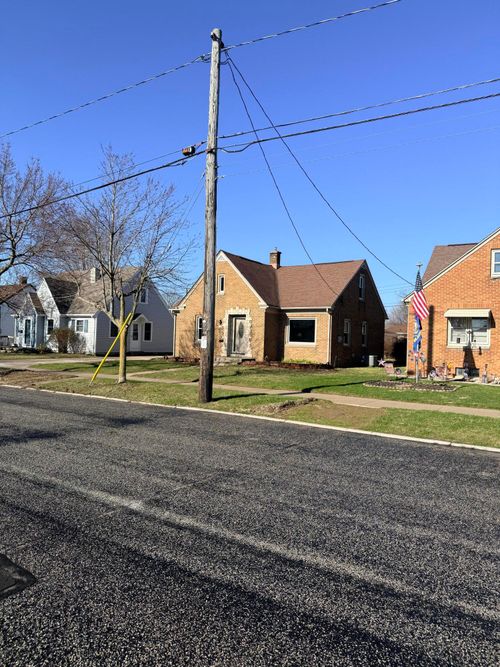 1608 S 16th St, Manitowoc, WI, 54220-6124 | Card Image