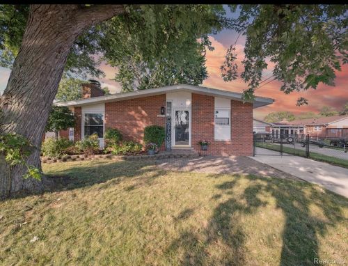 30083 Lisch St, Gibraltar, MI, 48173-9440 | Card Image