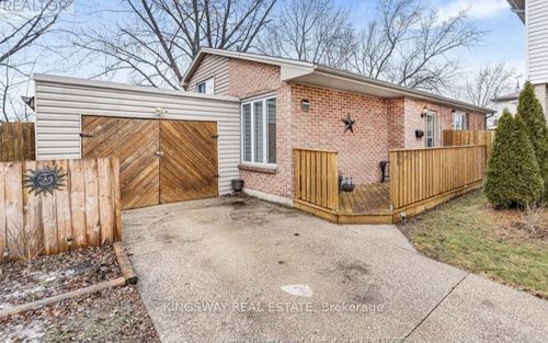 8315 E Moor Crt, Windsor, ON, N8S4M7 | Card Image