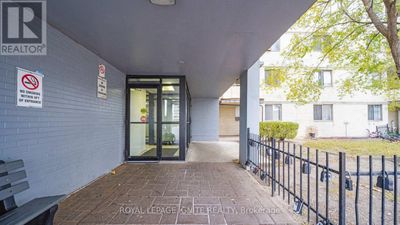 810 - 320 Dixon Rd, Condo with 3 bedrooms, 2 bathrooms and 1 parking in Etobicoke ON | Image 3