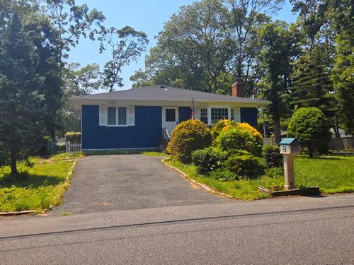 82 Washington Ave, Holtsville, NY, 11742-1029 | Card Image