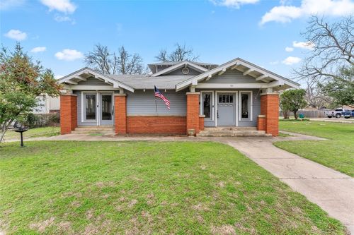 501 E 6th St, Cameron, TX, 76520-2832 | Card Image