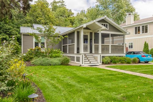 728 Lake St, Saugatuck, MI, 49453-9435 | Card Image