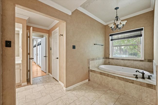 enjoy a long soak in the large garden tub | Image 23