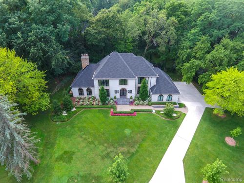 230 Chestnut Cir, Bloomfield Hills, MI, 48304-2104 | Card Image