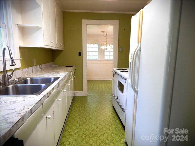 Kitchen into Breakfast Room | Image 32