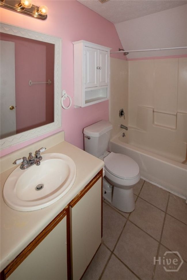 Upstairs Bathroom | Image 28