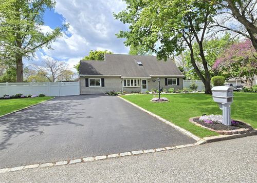 19 Hartsdale Ln, Coram, NY, 11727-2915 | Card Image